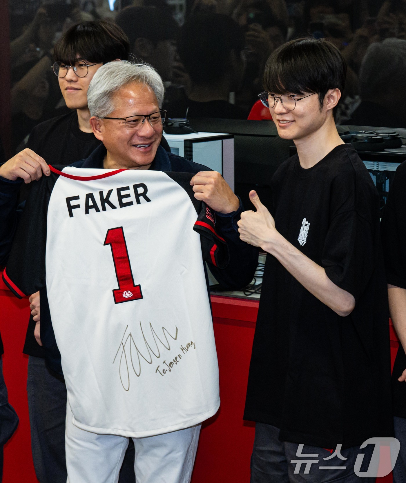 (서울=뉴스1) 이광호 기자 = 젠슨 황 엔비디아 최고경영자(CEO)가 5일 서울 마포구 ‘T1 베이스 캠프’를 방문해 ‘페이커‘ 이상혁을 비롯한 e스포츠 구단 T1의 리그 오브 …