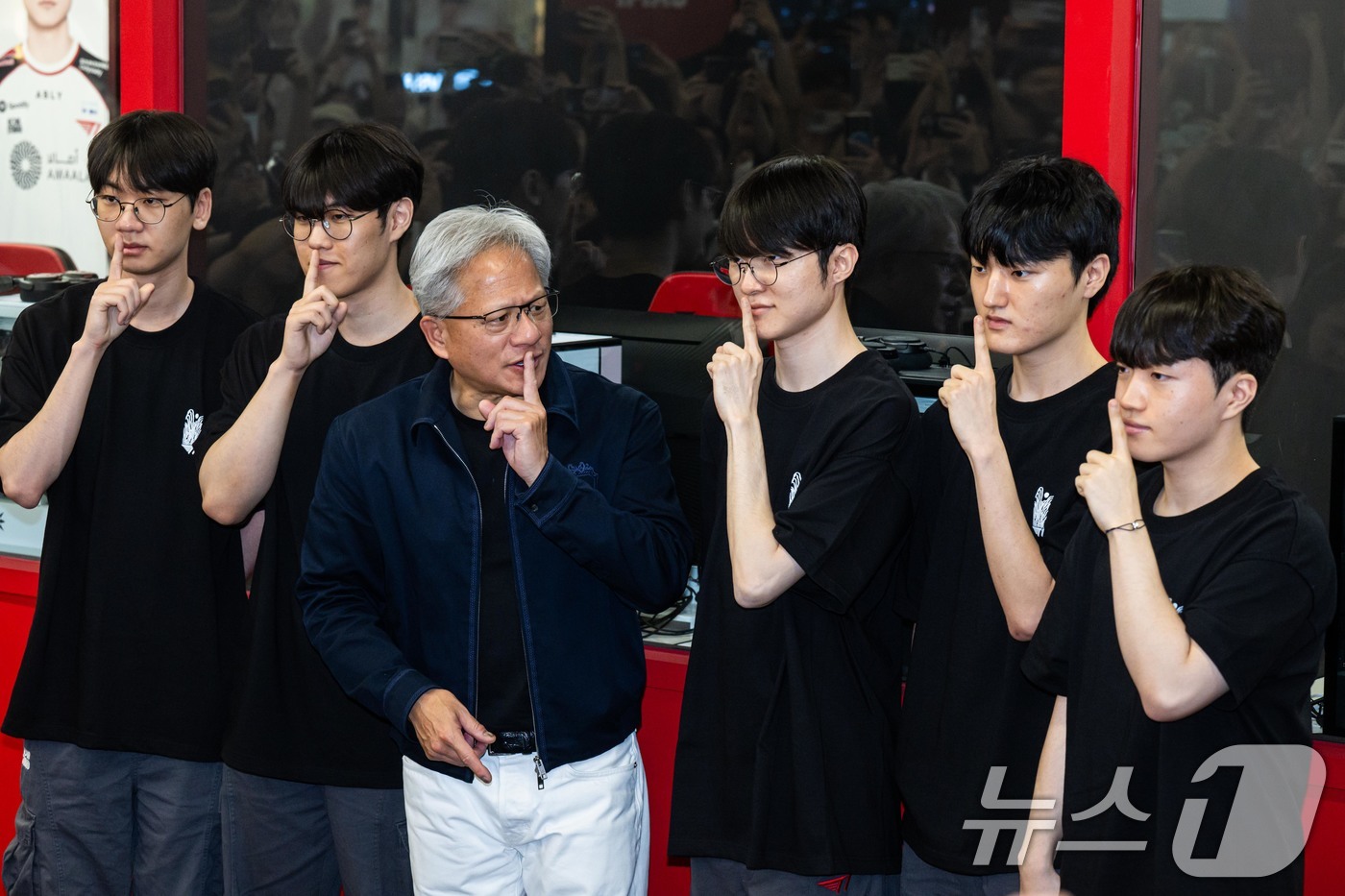 (서울=뉴스1) 이광호 기자 = 젠슨 황 엔비디아 최고경영자(CEO)가 5일 서울 마포구 ‘T1 베이스 캠프’를 방문해 ‘페이커‘ 이상혁을 비롯한 e스포츠 구단 T1의 리그 오브 …