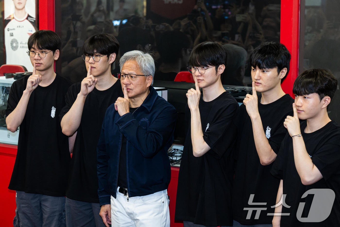 (서울=뉴스1) 이광호 기자 = 젠슨 황 엔비디아 최고경영자(CEO)가 5일 서울 마포구 ‘T1 베이스 캠프’를 방문해 ‘페이커‘ 이상혁을 비롯한 e스포츠 구단 T1의 리그 오브 …