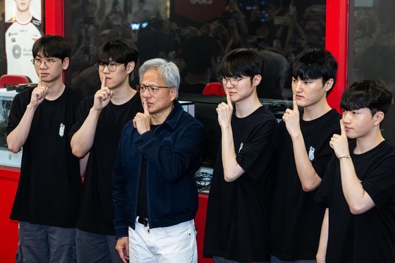 페이커 만난 젠슨황, 사인 그래픽카드 선물…"한국은 e스포츠 기원"