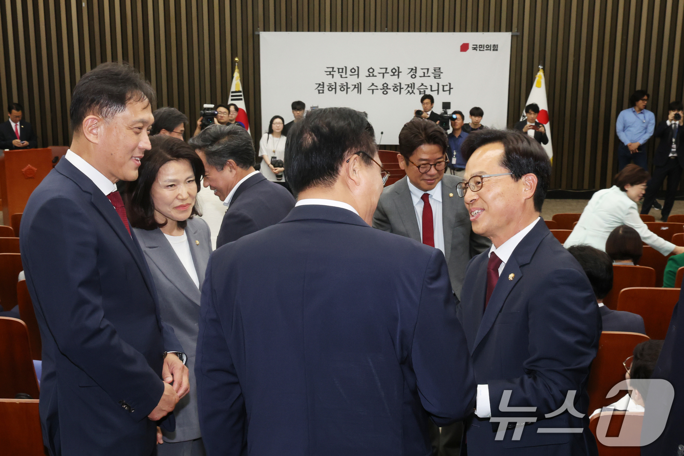 (서울=뉴스1) 황기선 기자 = 6·3 재보궐선거로 당선된 국민의힘 이진숙, 유의동, 윤용근, 김태규 의원이 5일 오후 서울 여의도 국회에서 열린 의원총회에서 의원들에게 인사를 하 …