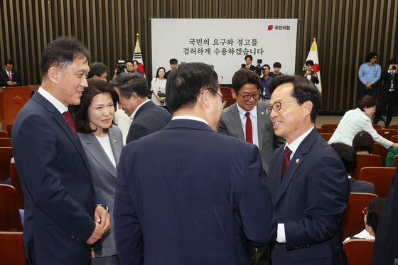 인사하는 국민의힘 재·보궐선거 당선 의원들