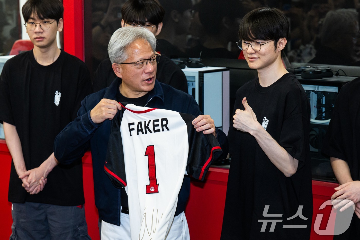 (서울=뉴스1) 이광호 기자 = 젠슨 황 엔비디아 최고경영자(CEO)가 5일 서울 마포구 ‘T1 베이스 캠프’를 방문해 ‘페이커‘ 이상혁을 비롯한 e스포츠 구단 T1의 리그 오브 …