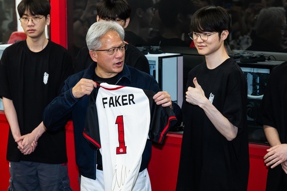 페이커 사인 유니폼 든 젠슨 황