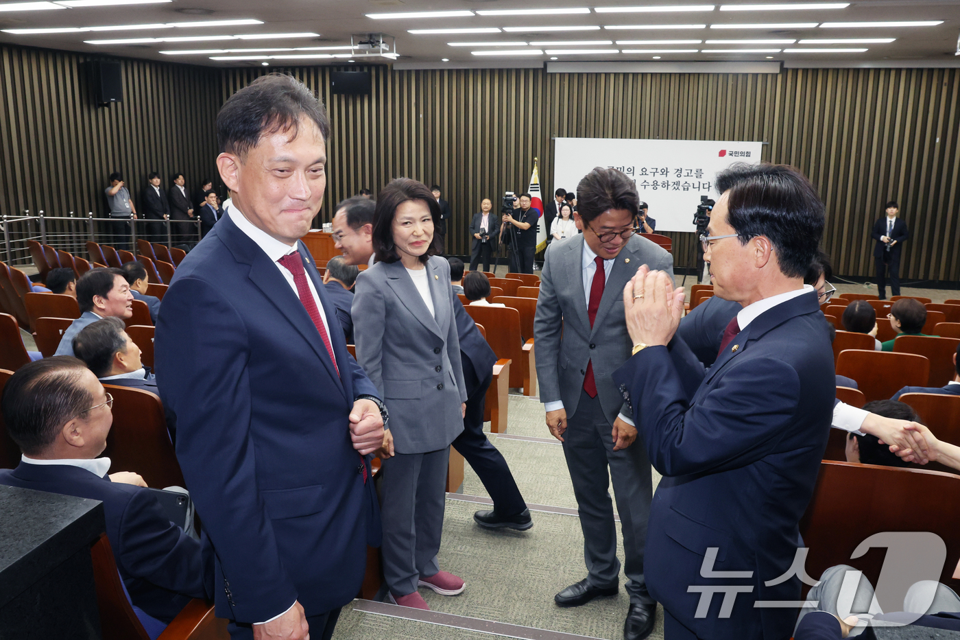 (서울=뉴스1) 황기선 기자 = 6·3 재보궐선거로 당선된 국민의힘 이진숙, 유의동, 윤용근, 김태규 의원이 5일 오후 서울 여의도 국회에서 열린 의원총회에서 의원들에게 인사를 하 …