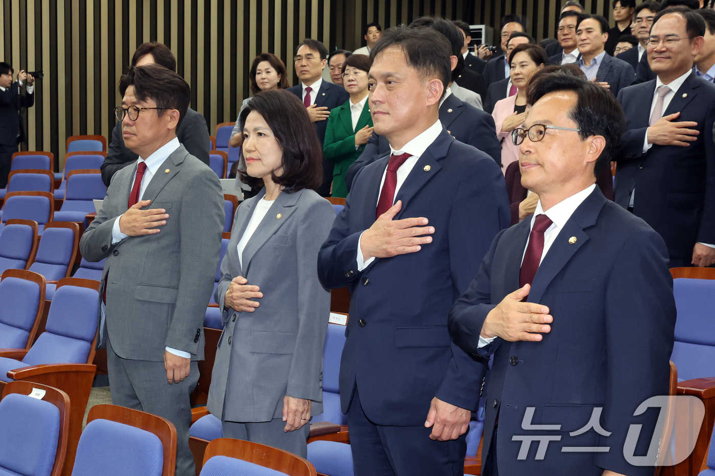 (서울=뉴스1) 황기선 기자 = 6·3 재보궐선거로 당선된 국민의힘 이진숙, 유의동, 윤용근, 김태규 의원이 5일 오후 서울 여의도 국회에서 열린 의원총회에서 국민의례를 하고 있다 …
