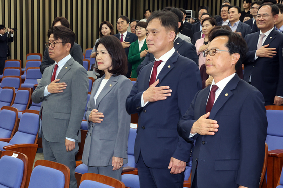 국민의례하는 국민의힘 재·보궐선거 당선자들