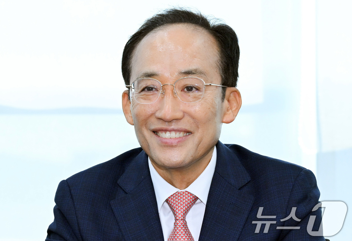 (대구=뉴스1) 공정식 기자 = 추경호 대구시장 당선인이 5일 오전 대구 동구 신청동 대구정책연구원에서 열린 대구시장직 인수지원 보고회에서 대구시 현황에 대한 보고를 받고 있다. …