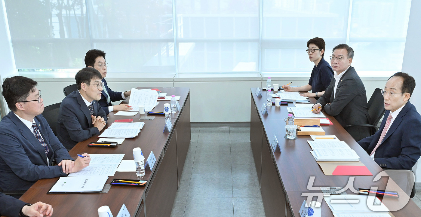 (대구=뉴스1) 공정식 기자 = 추경호 대구시장 당선인이 5일 오전 대구 동구 신청동 대구정책연구원에서 열린 대구시장직 인수지원 보고회에서 대구시 현황에 대한 보고를 받고 있다. …