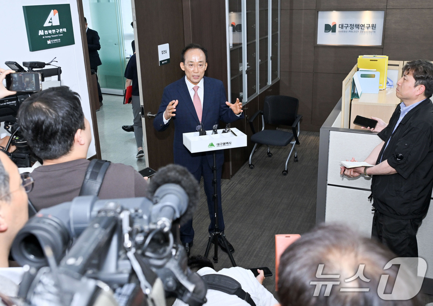 (대구=뉴스1) 공정식 기자 = 추경호 대구시장 당선인이 5일 오전 대구 동구 신청동 대구정책연구원에서 열린 대구시장직 인수지원 보고회에서 취재진 질문에 답하고 있다. (대구시 제 …