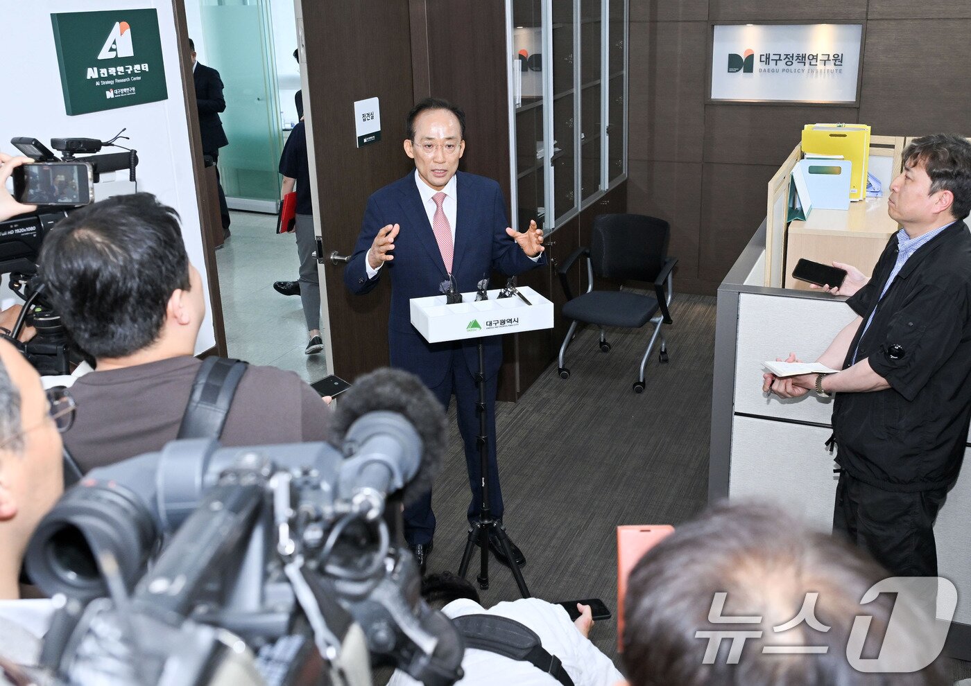 본문 이미지 - 추경호 대구시장 당선인이 5일 오전 대구 동구 신청동 대구정책연구원에서 열린 대구시장직 인수지원 보고회에서 취재진 질문에 답하고 있다. (대구시 제공. 재판매 및 DB 금지) 2026.6.5 ⓒ 뉴스1 공정식 기자