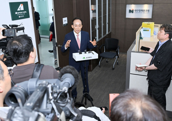 취재진 질문에 답하는 추경호 대구시장 당선인