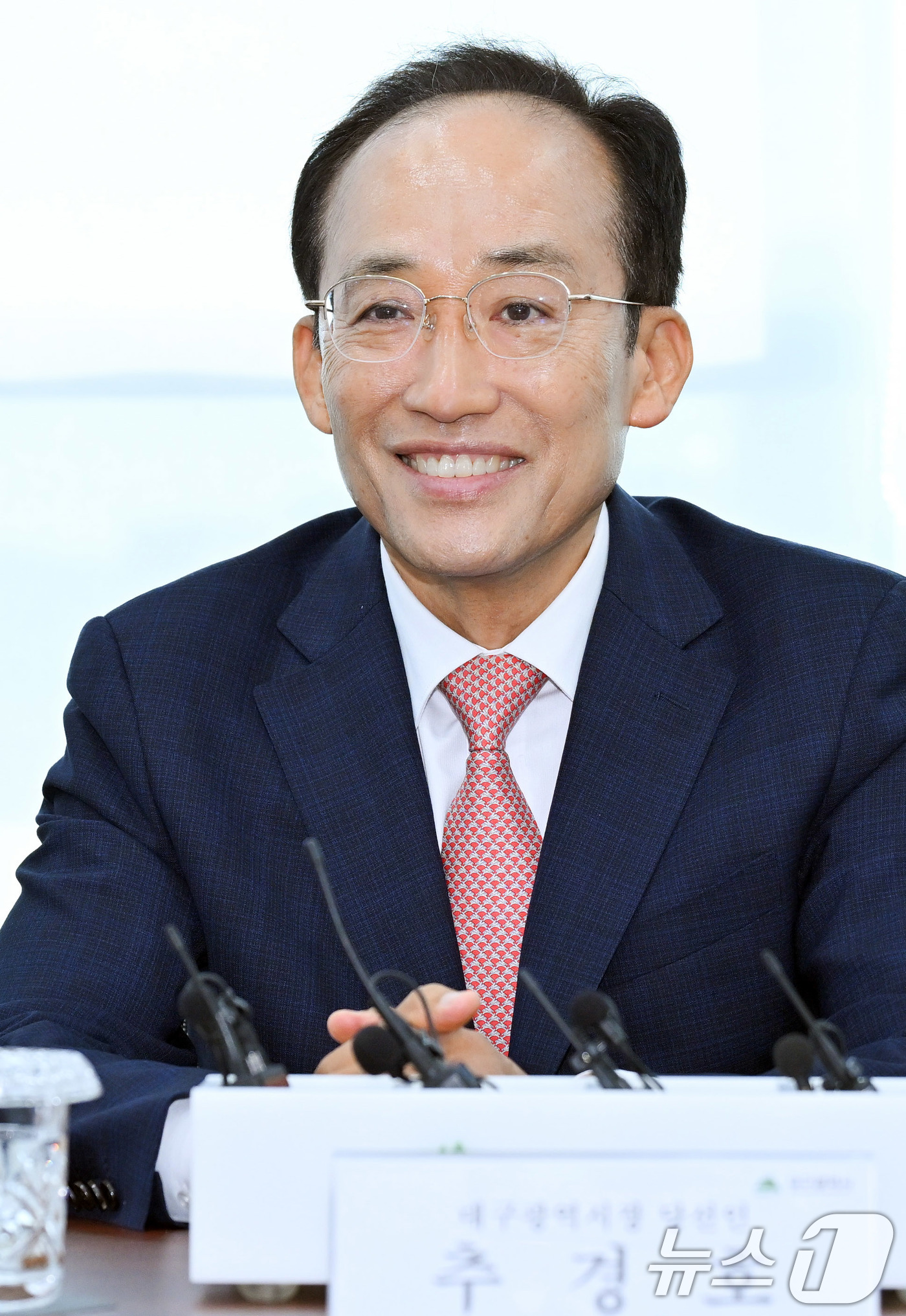 (대구=뉴스1) 공정식 기자 = 추경호 대구시장 당선인이 5일 오전 대구 동구 신청동 대구정책연구원에서 열린 대구시장직 인수지원 보고회에서 대구시 현황에 대한 보고를 받고 있다. …