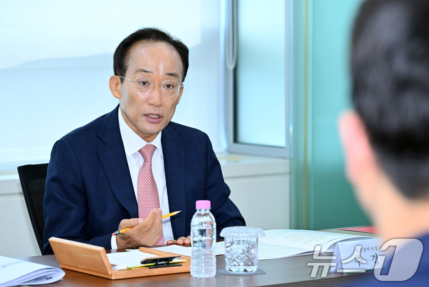 (대구=뉴스1) 공정식 기자 = 추경호 대구시장 당선인이 5일 오전 대구 동구 신청동 대구정책연구원에서 열린 대구시장직 인수지원 보고회에서 대구시 현황에 대한 보고를 받고 있다. …