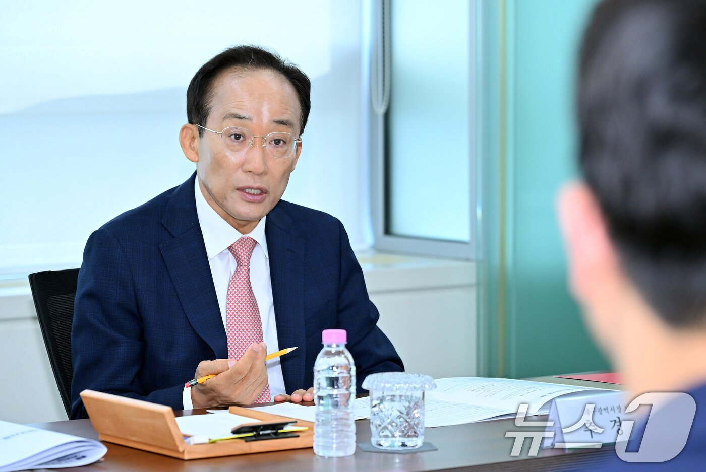 본문 이미지 - 추경호 대구시장 당선인이 5일 오전 대구 동구 신청동 대구정책연구원에서 열린 대구시장직 인수지원 보고회에서 대구시 현황에 대한 보고를 받고 있다. (대구시 제공. 재판매 및 DB 금지) 2026.6.5 ⓒ 뉴스1 공정식 기자