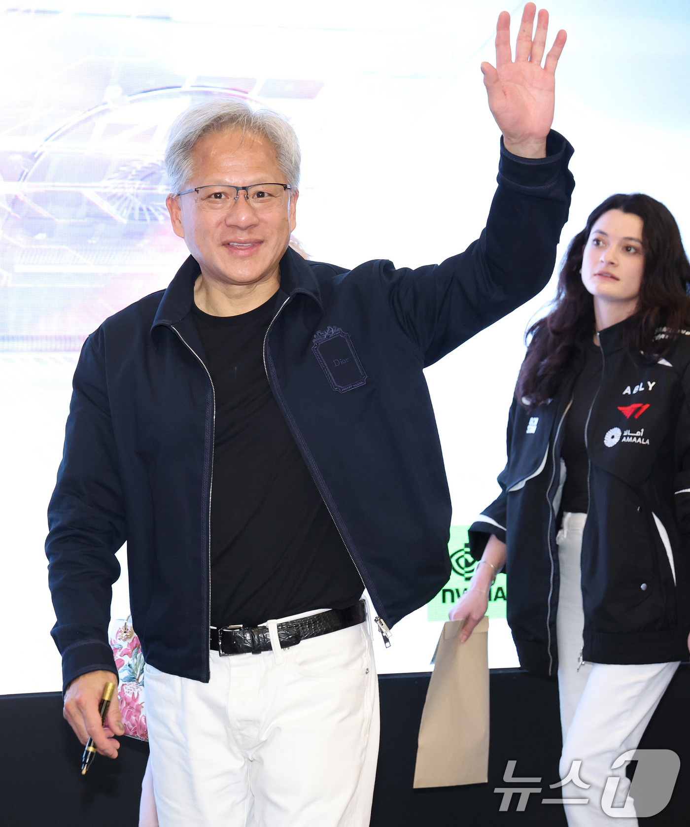 (서울=뉴스1) 이광호 기자 = 젠슨 황 엔비디아 최고경영자(CEO)가 5일 서울 마포구 ‘T1 베이스 캠프’에서 ‘페이커‘ 이상혁을 비롯한 e스포츠 구단 T1의 리그 오브 레전드 …