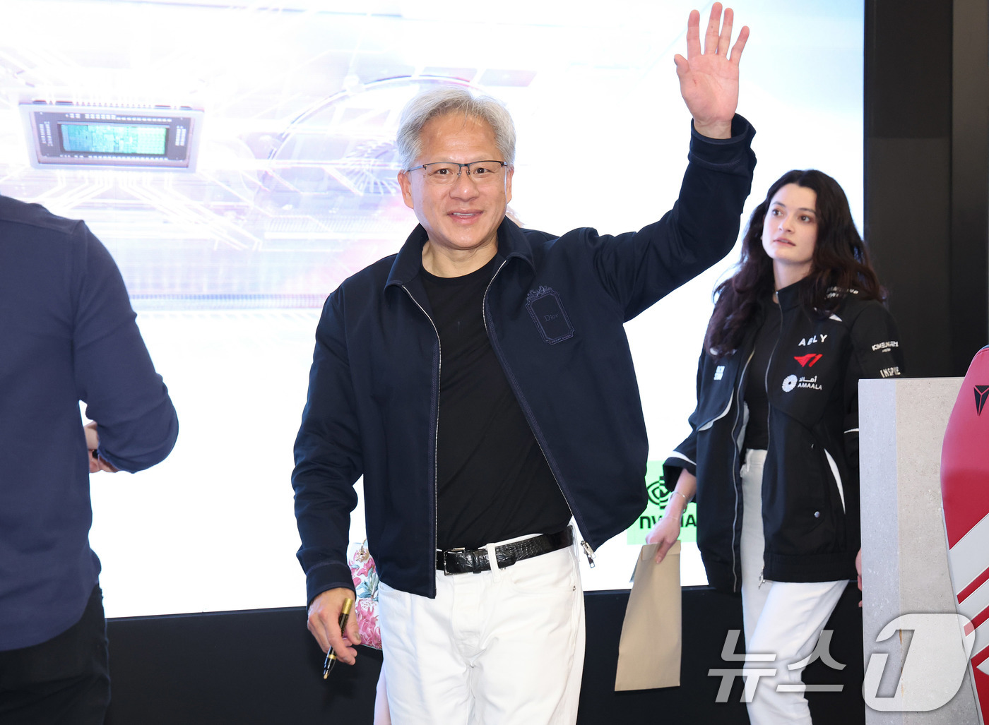 (서울=뉴스1) 이광호 기자 = 젠슨 황 엔비디아 최고경영자(CEO)가 5일 서울 마포구 ‘T1 베이스 캠프’에서 ‘페이커‘ 이상혁을 비롯한 e스포츠 구단 T1의 리그 오브 레전드 …