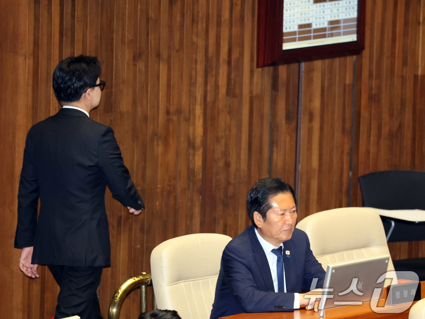 (서울=뉴스1) 황기선 기자 = 한동훈 무소속 의원이 5일 서울 여의도 국회에서 열린 제436회 국회(임시회) 제1차 본회의에서 참석해 정청래 더불어민주당 대표 뒤로 걸어가고 있다 …