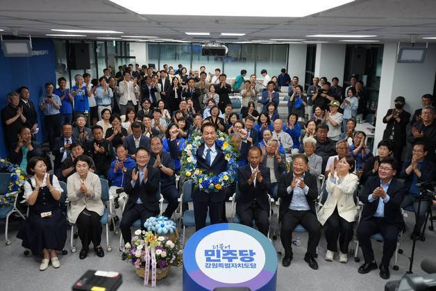 강원 정치지형 뒤집은 지선…민주 도지사 탈환·11곳 석권, 국힘 7곳 사수