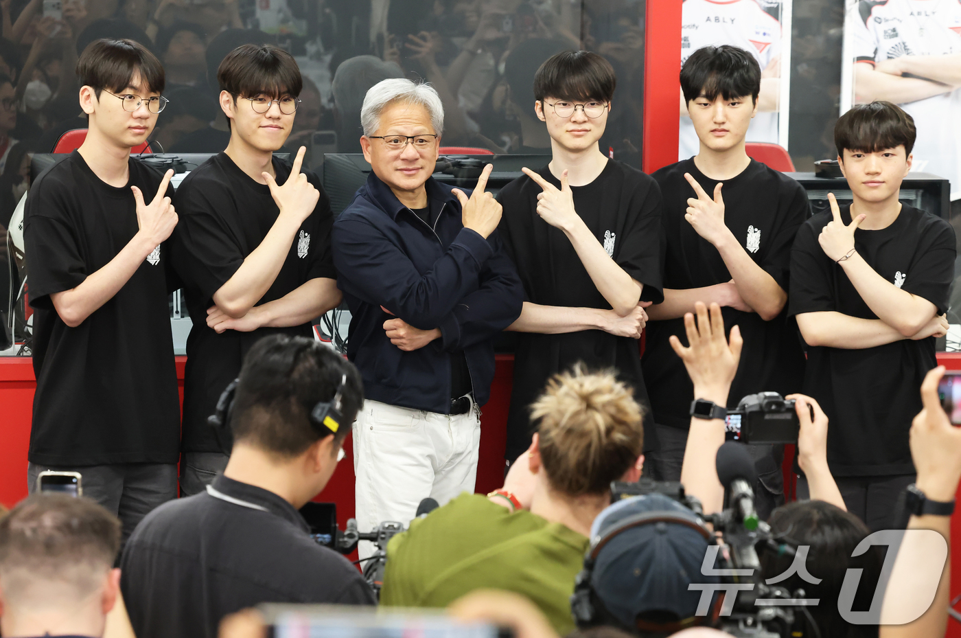 (서울=뉴스1) 이광호 기자 = 젠슨 황 엔비디아 최고경영자(CEO)가 5일 서울 마포구 ‘T1 베이스 캠프’를 방문해 ‘페이커‘ 이상혁을 비롯한 e스포츠 구단 T1의 리그 오브 …