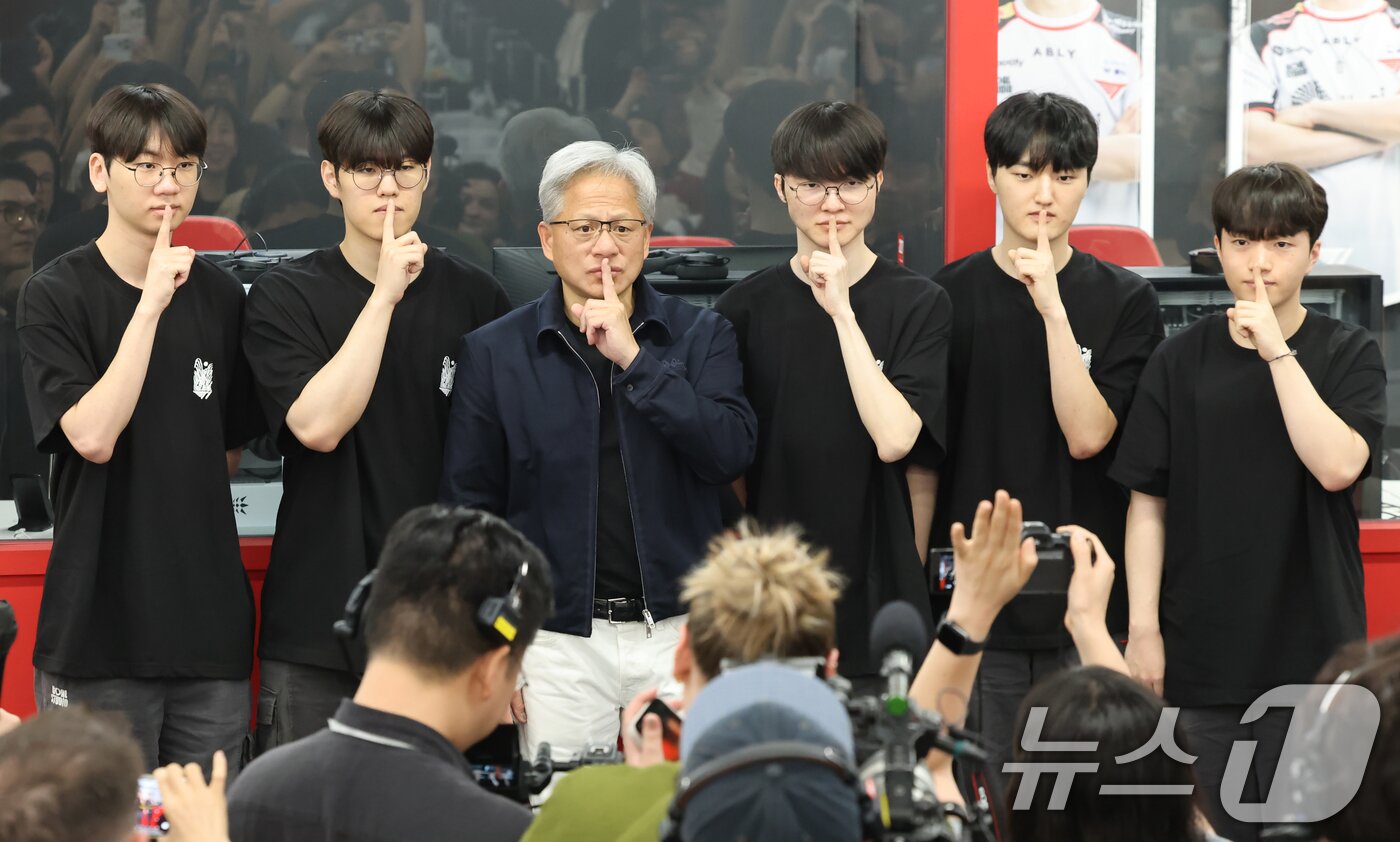 본문 이미지 - 젠슨 황 엔비디아 최고경영자(CEO)가 5일 서울 마포구 ‘T1 베이스 캠프’를 방문해 ‘페이커‘ 이상혁을 비롯한 e스포츠 구단 T1의 리그 오브 레전드(LoL) 선수단과 ‘페이커’의 시그니처 포즈를 취하고 있다. (공동취재) 2026.6.5 ⓒ 뉴스1 이광호 기자