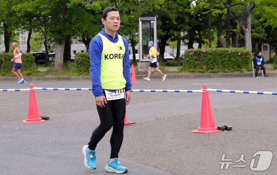 본문 이미지 - 14시간을 달리고 2시간 수면 후 다시 주로에서 선 기자의 모습. 수면후 처음에는 달릴 수가 없어 걸으면서 몸을 구동시키고 있다. 