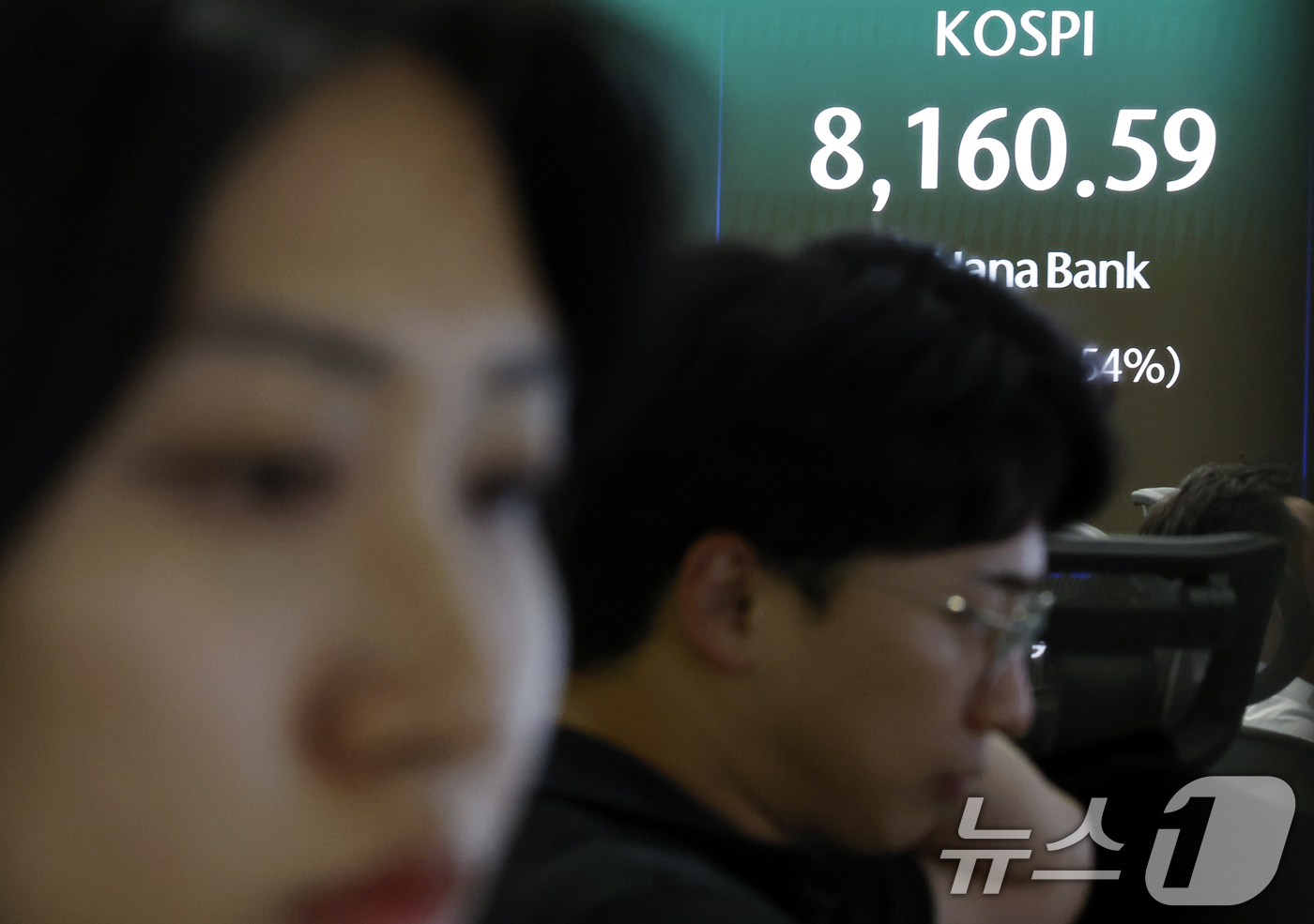 (서울=뉴스1) 박정호 기자 = 미국 뉴욕증시 '브로드컴 쇼크' 영향과 외국인의 반도체주 위주 차익 실현 매물이 쏟아진 5일 오후 서울 중구 하나은행 딜링룸 전광판에 코스피 등 종 …