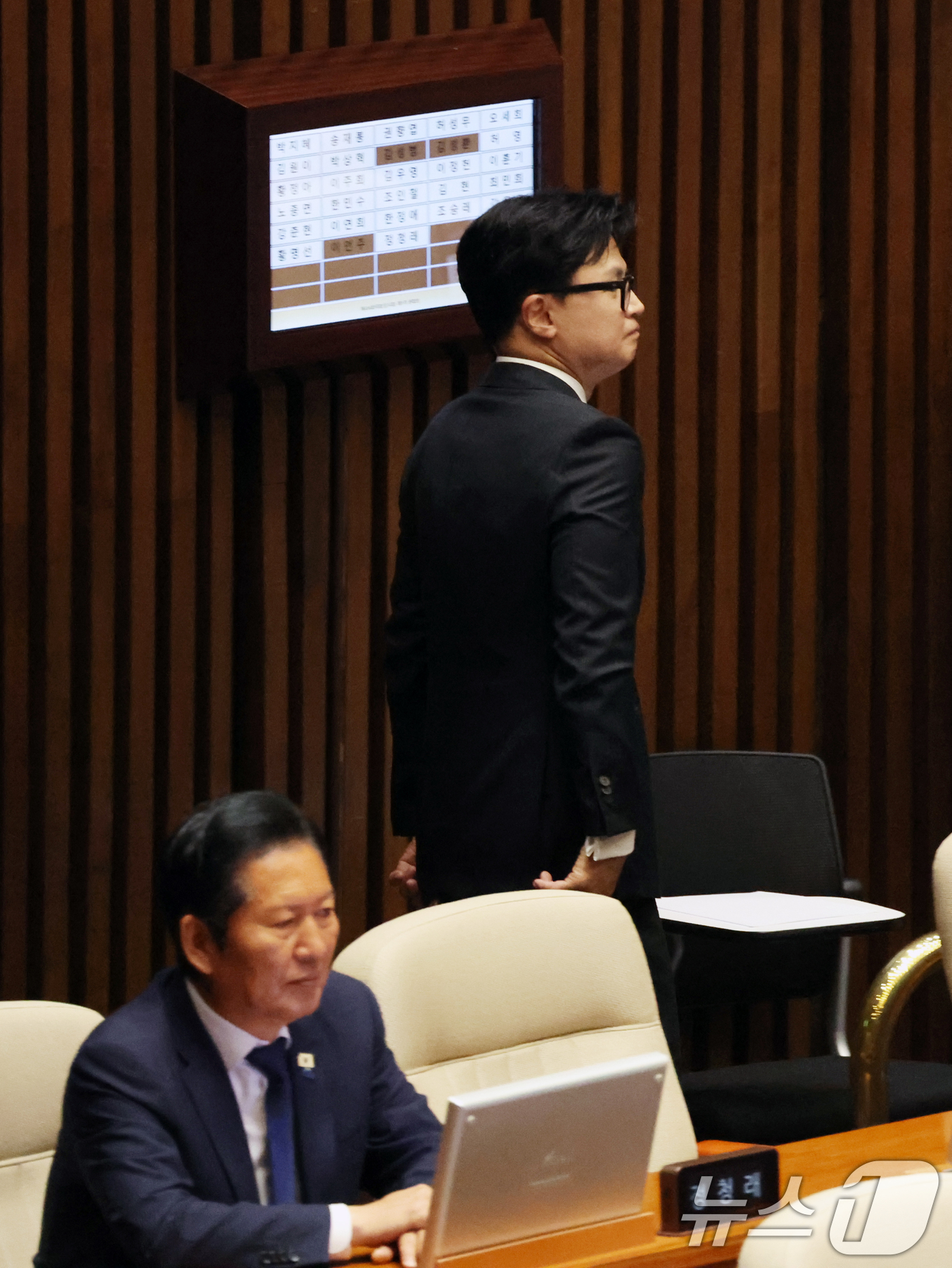 (서울=뉴스1) 황기선 기자 = 한동훈 무소속 의원이 5일 서울 여의도 국회에서 열린 제436회 국회(임시회) 제1차 본회의에서 참석해 정청래 더불어민주당 대표 뒤로 걸어가고 있다 …