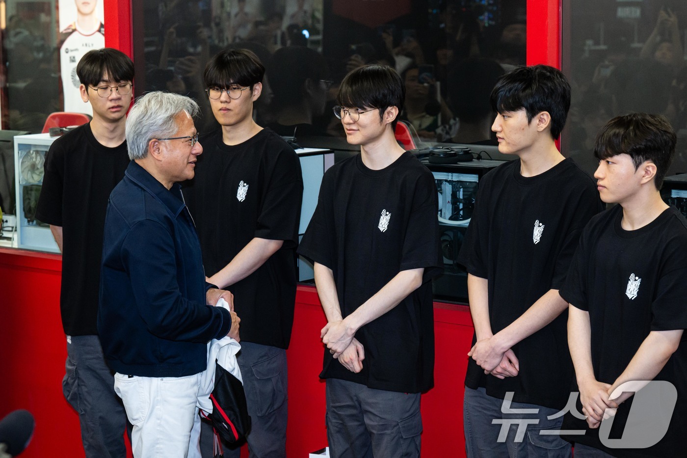 (서울=뉴스1) 이광호 기자 = 젠슨 황 엔비디아 최고경영자(CEO)가 5일 서울 마포구 ‘T1 베이스 캠프’를 방문해 ‘페이커‘ 이상혁을 비롯한 e스포츠 구단 T1의 리그 오브 …