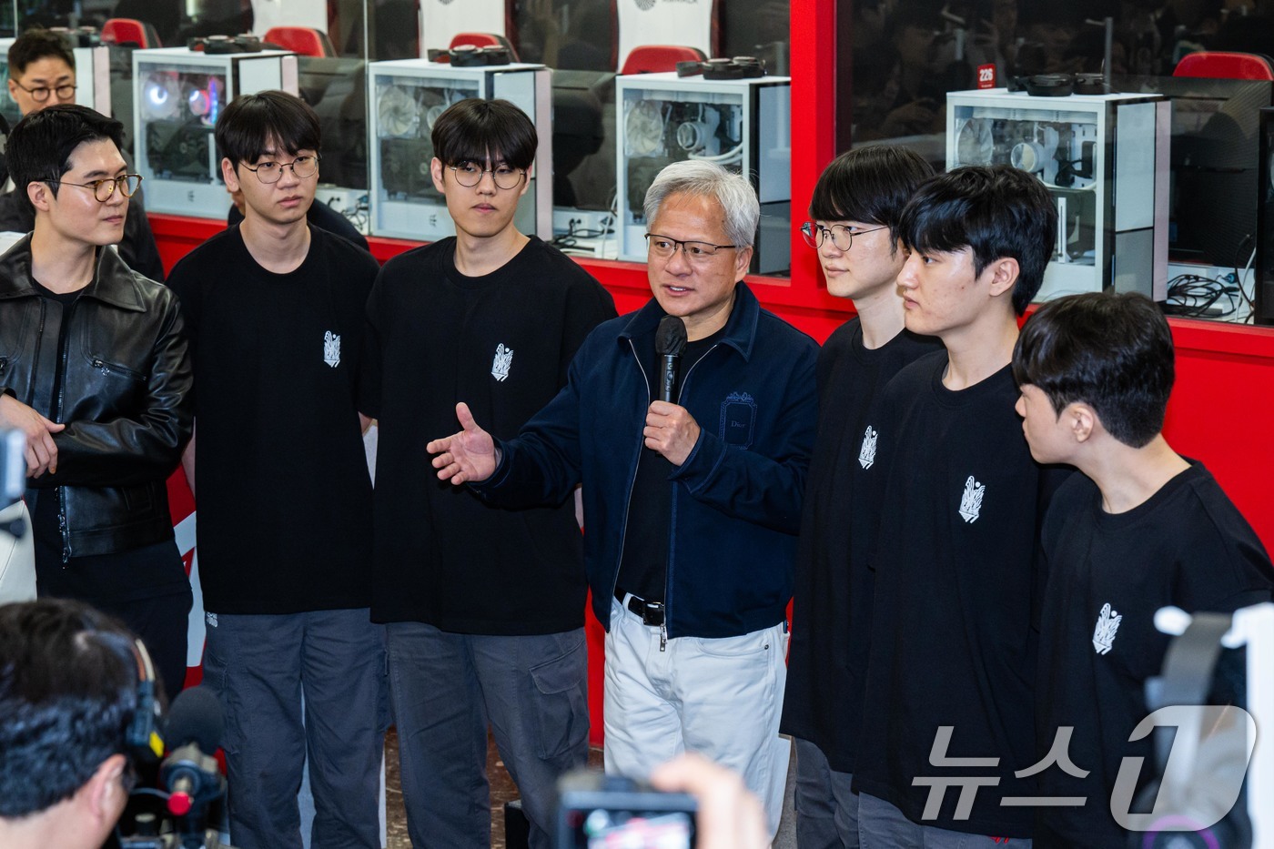(서울=뉴스1) 이광호 기자 = 젠슨 황 엔비디아 최고경영자(CEO)가 5일 서울 마포구 ‘T1 베이스 캠프’를 방문해 ‘페이커‘ 이상혁을 비롯한 e스포츠 구단 T1의 리그 오브 …