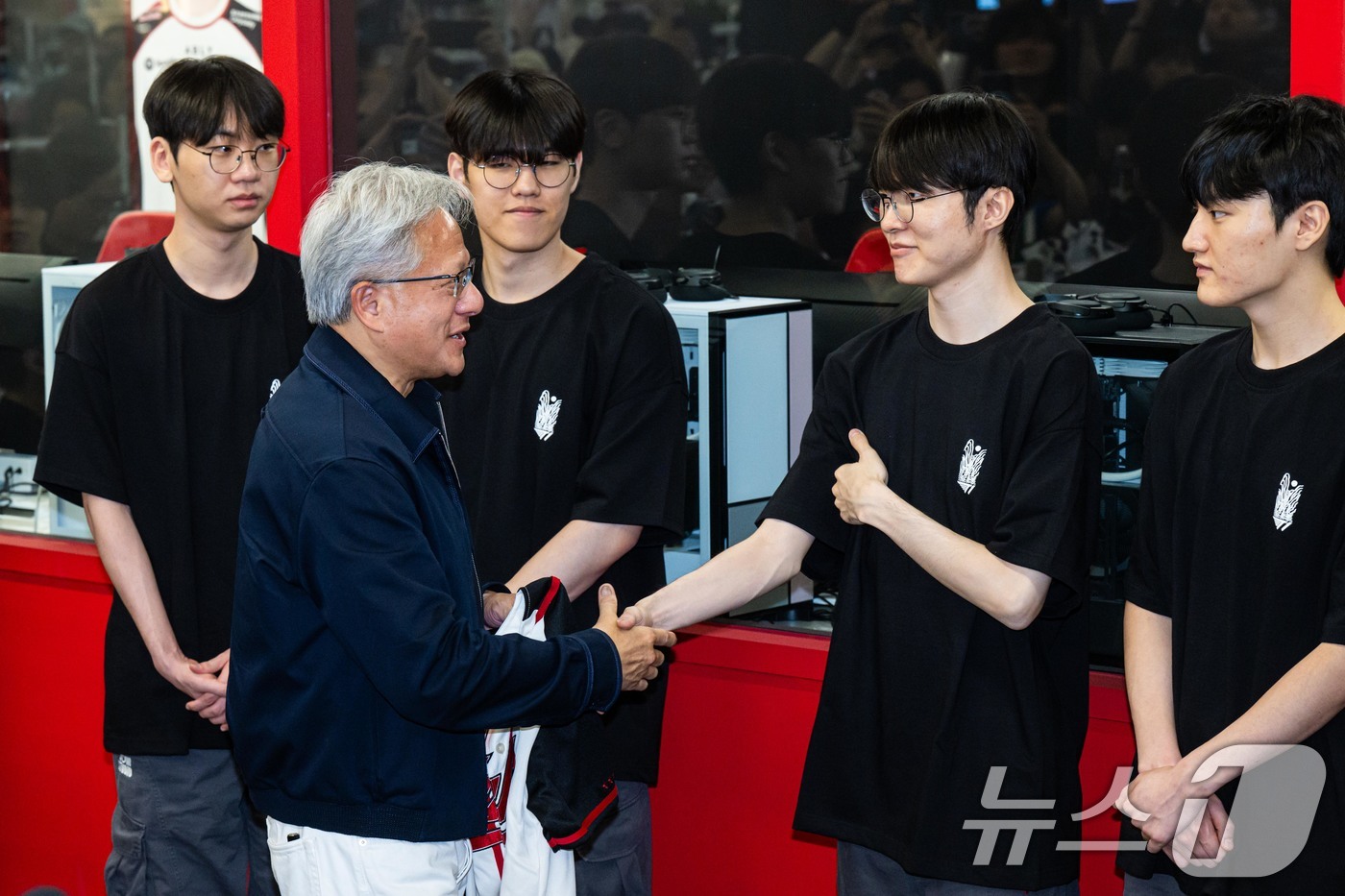 (서울=뉴스1) 이광호 기자 = 젠슨 황 엔비디아 최고경영자(CEO)가 5일 서울 마포구 ‘T1 베이스 캠프’를 방문해 ‘페이커‘ 이상혁을 비롯한 e스포츠 구단 T1의 리그 오브 …