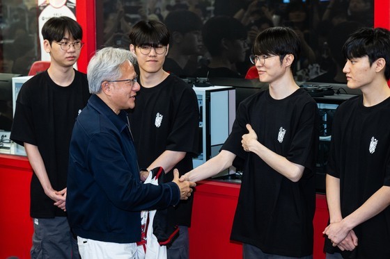 페이커와 악수하는 젠슨 황