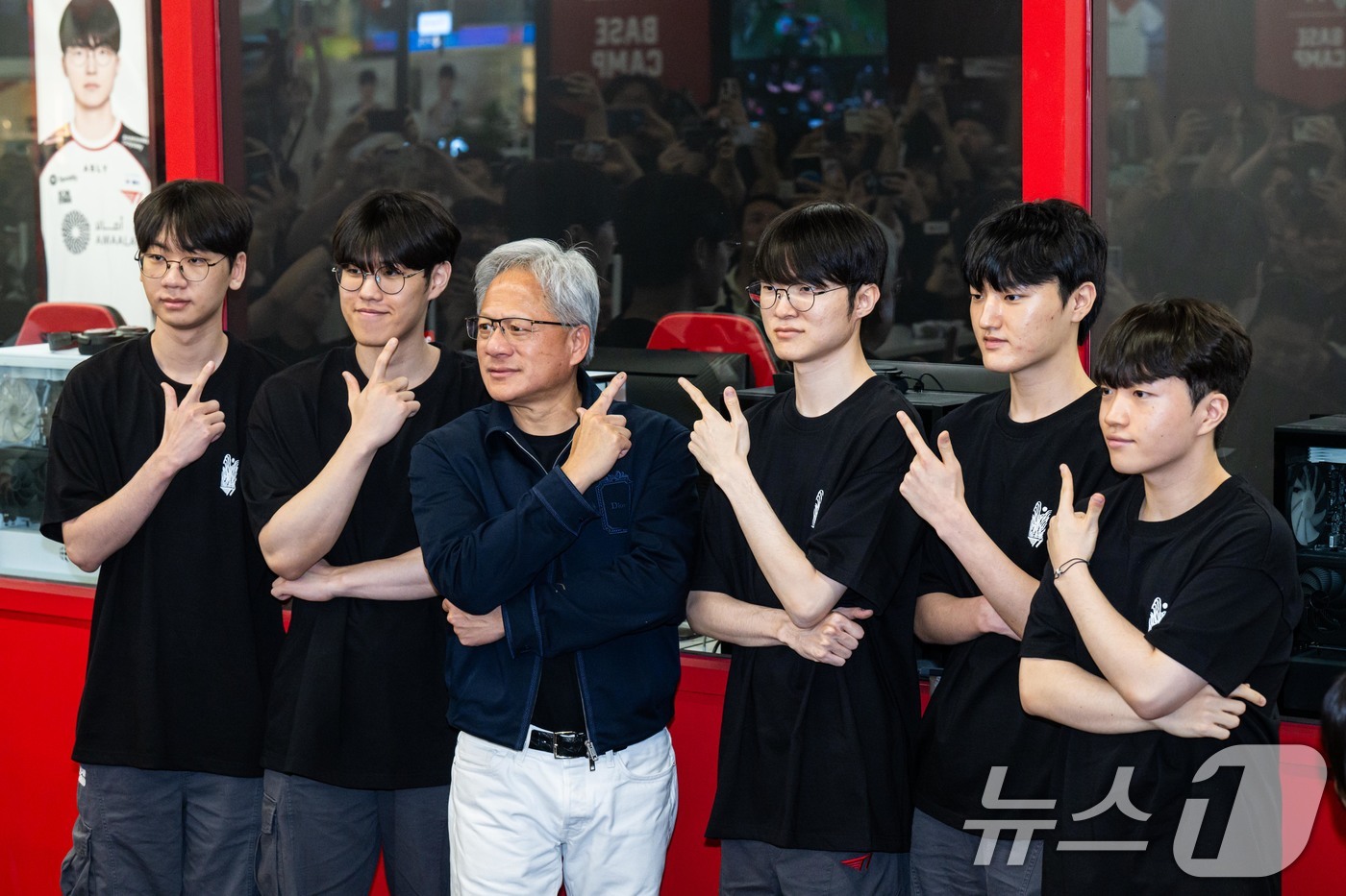 (서울=뉴스1) 이광호 기자 = 젠슨 황 엔비디아 최고경영자(CEO)가 5일 서울 마포구 ‘T1 베이스 캠프’를 방문해 ‘페이커‘ 이상혁을 비롯한 e스포츠 구단 T1의 리그 오브 …