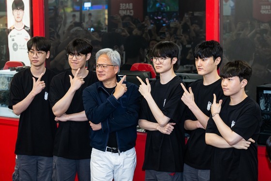 젠슨 황, 페이커와 함께 포즈