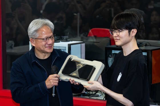페이커에 RTX 5090 선물한 젠슨 황…"韓 게임 열렬한 팬"(종합)