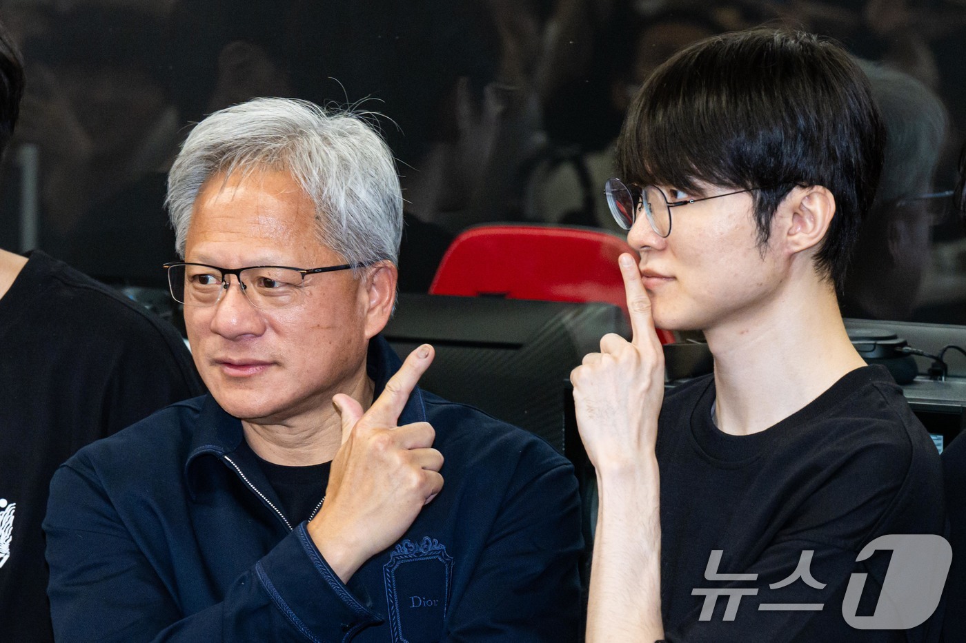 (서울=뉴스1) 이광호 기자 = 젠슨 황 엔비디아 최고경영자(CEO)가 5일 서울 마포구 ‘T1 베이스 캠프’를 방문해 ‘페이커‘ 이상혁을 비롯한 e스포츠 구단 T1의 리그 오브 …