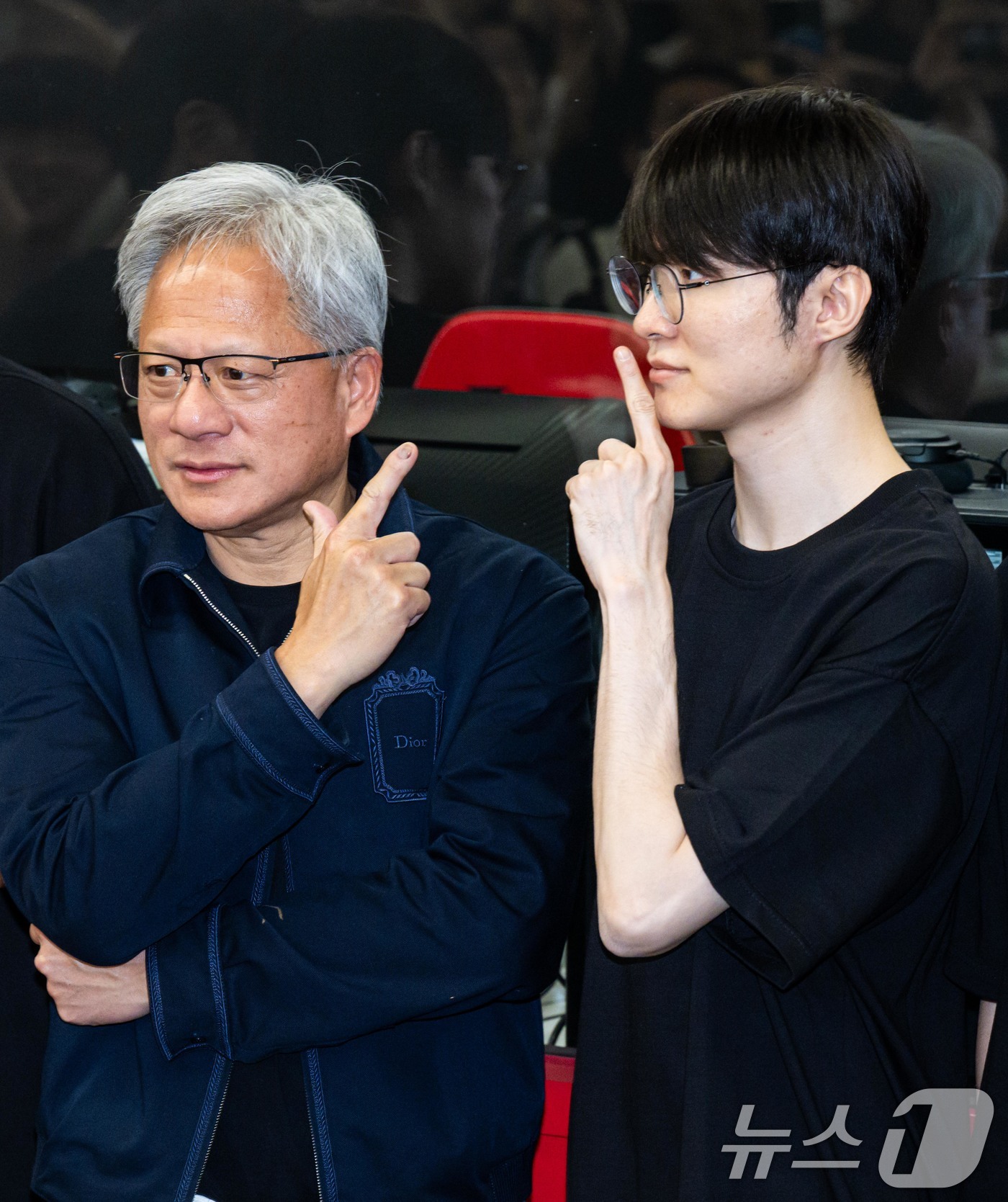 (서울=뉴스1) 이광호 기자 = 젠슨 황 엔비디아 최고경영자(CEO)가 5일 서울 마포구 ‘T1 베이스 캠프’를 방문해 ‘페이커‘ 이상혁을 비롯한 e스포츠 구단 T1의 리그 오브 …