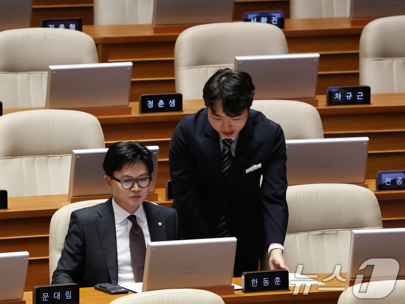 (서울=뉴스1) 황기선 기자 = 한동훈 무소속 의원이 5일 오후 서울 여의도 국회 본회의장에서 관계자에게 전자투표기 사용방법을 배우고 있다.  2026.6.5/뉴스1