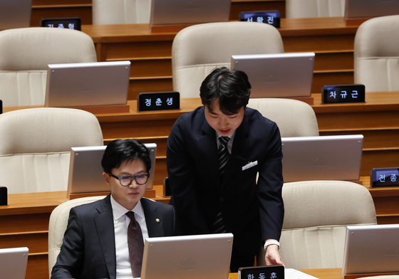 전자투표기 사용법 설명듣는 '초선' 한동훈 의원
