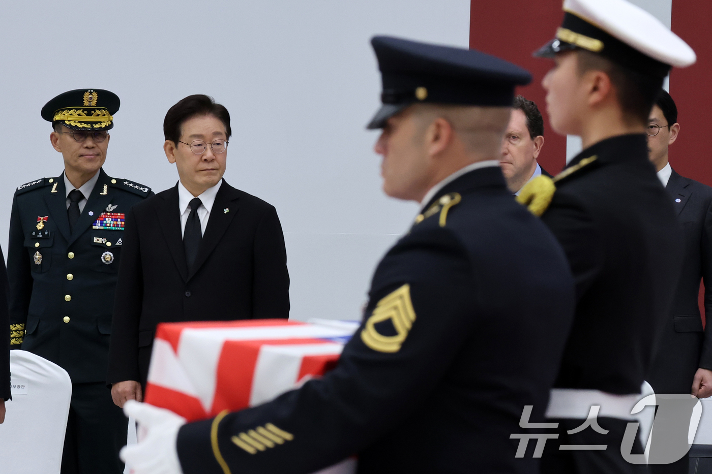 (성남=뉴스1) 이재명 기자 = 이재명 대통령이 5일 경기 성남시 서울공항에서 열린 한미 6·25전사자 유해 상호봉환식에서 한미 전사자 유해 입장을 지켜보고 있다. 2026.6.5 …