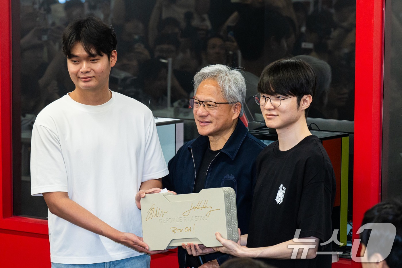(서울=뉴스1) 이광호 기자 = 젠슨 황 엔비디아 최고경영자(CEO)가 5일 서울 마포구 ‘T1 베이스 캠프’를 방문해 ‘페이커‘ 이상혁을 비롯한 e스포츠 구단 T1의 리그 오브 …