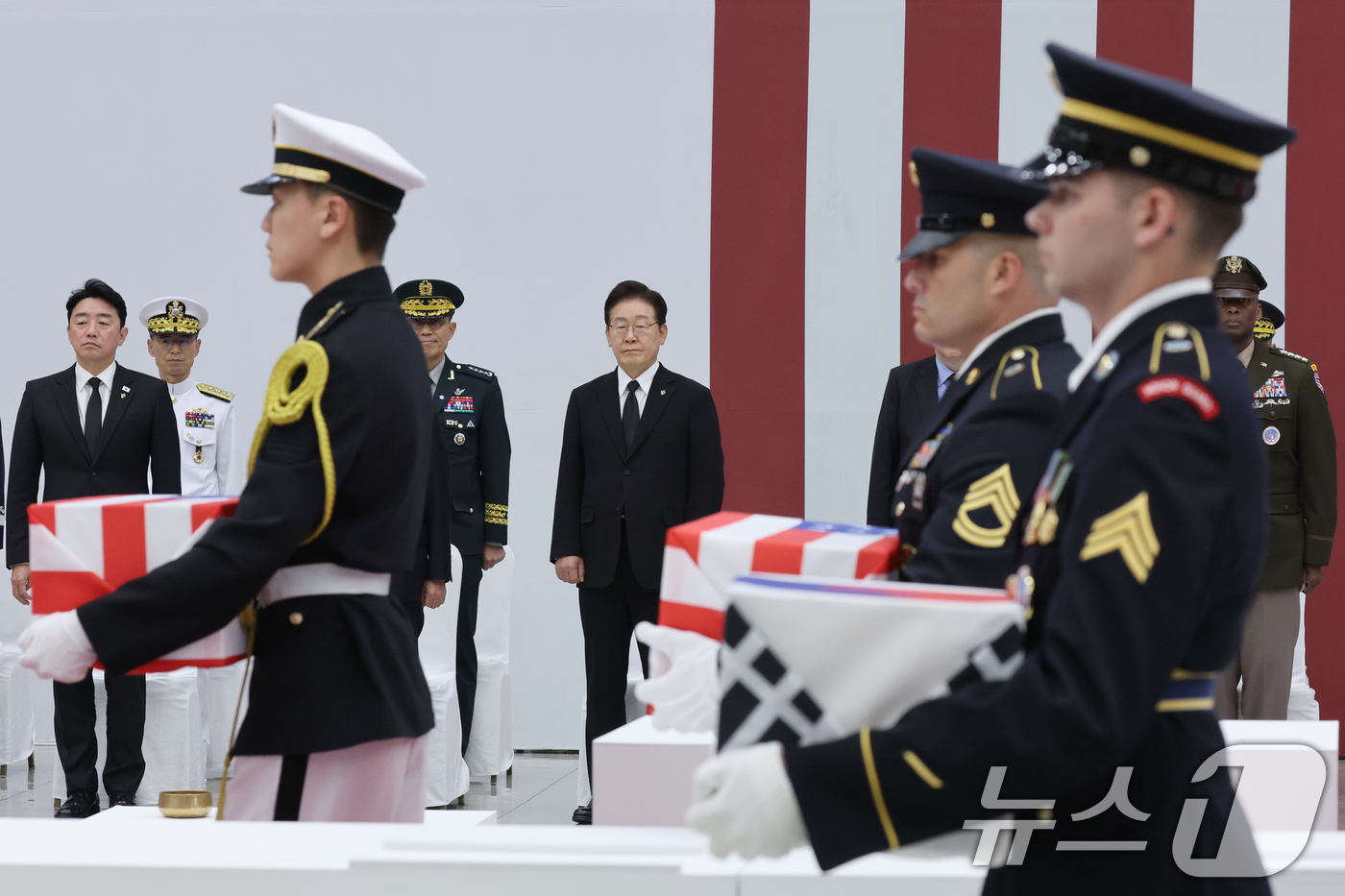 (성남=뉴스1) 이재명 기자 = 이재명 대통령이 5일 경기 성남시 서울공항에서 열린 한미 6·25전사자 유해 상호봉환식에서 한미 전사자 유해 입장을 지켜보고 있다. 2026.6.5 …