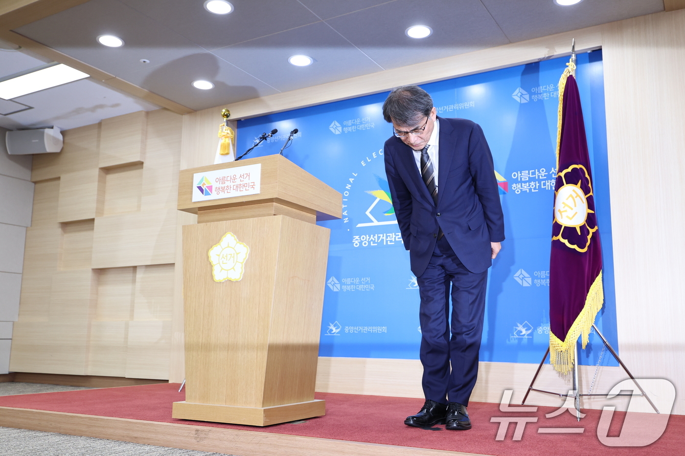 (과천=뉴스1) 구윤성 기자 = 노태악 중앙선거관리위원장이 5일 오후 경기 과천 중앙선관위에서 ‘투표용지 부족 사태’ 관련 대국민 사과에 앞서 고개를 숙이고 있다. 2026.6.5 …