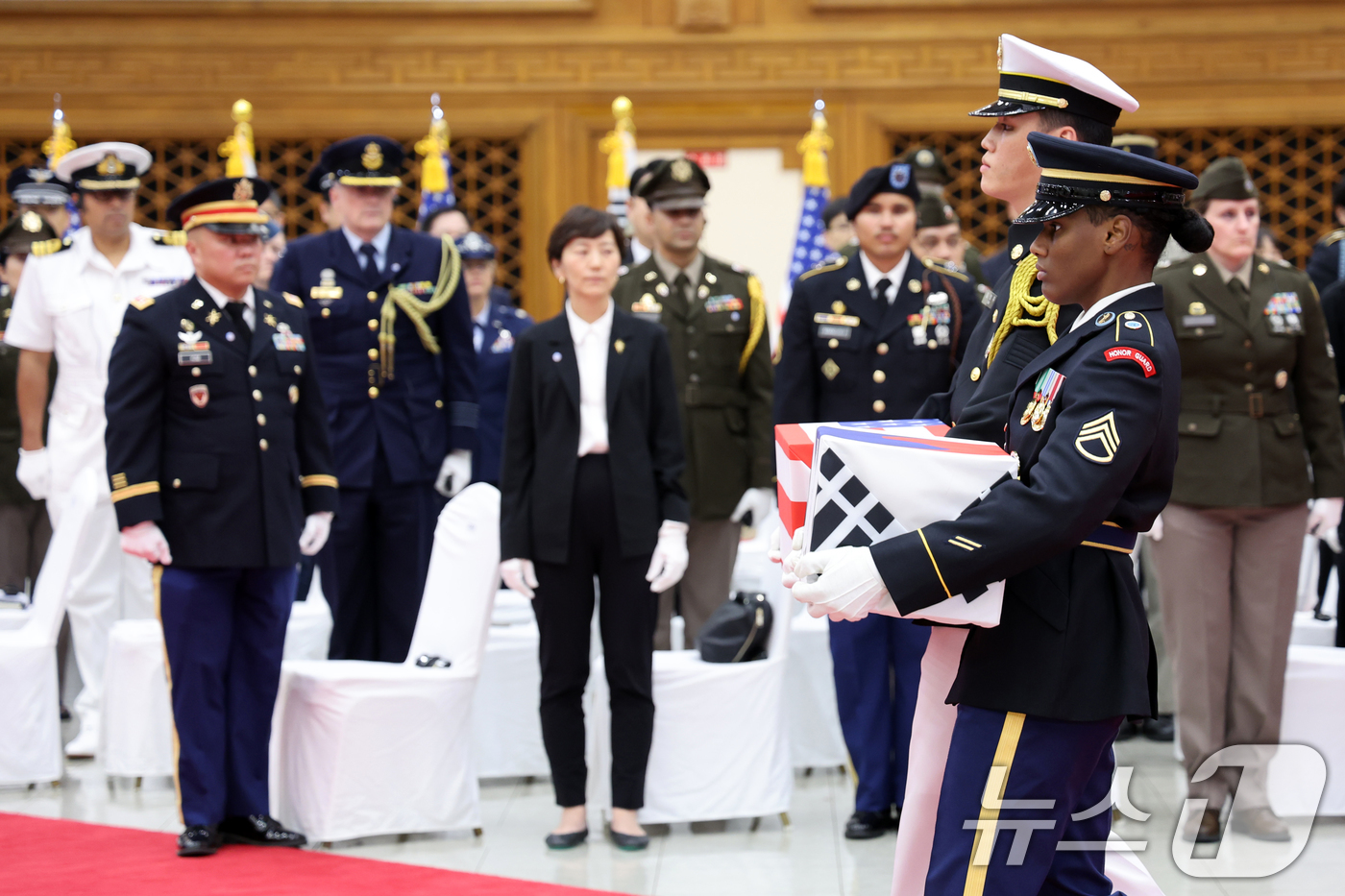 (성남=뉴스1) 이재명 기자 = 5일 경기 성남시 서울공항에서 열린 한미 6·25전사자 유해 상호봉환식에서 한미 전사자 유해가 입장하고 있다. 2026.6.5/뉴스1