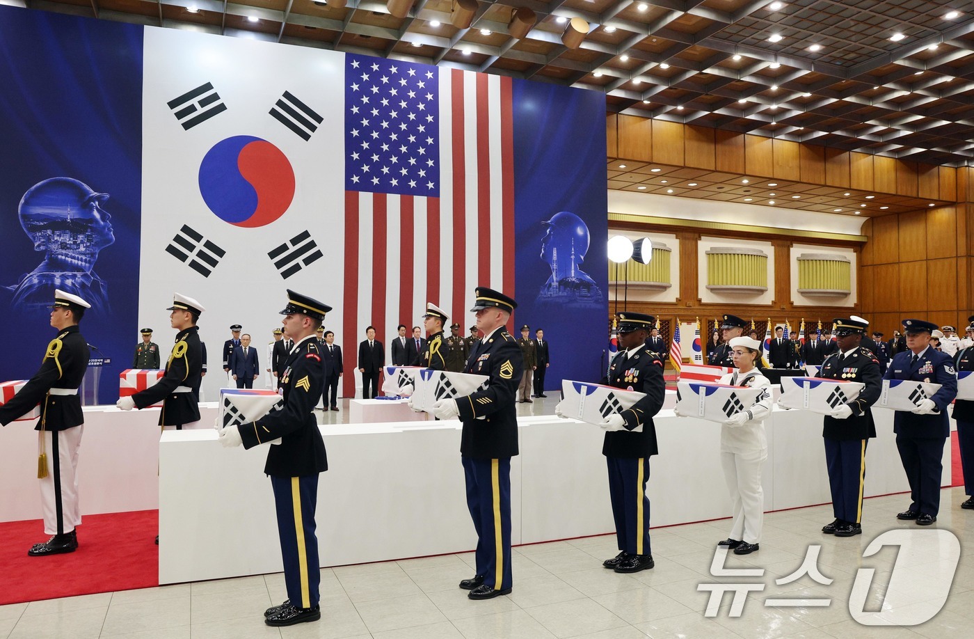 (성남=뉴스1) 이재명 기자 = 5일 경기 성남시 서울공항에서 열린 한미 6·25전사자 유해 상호봉환식에서 한미 전사자 유해가 입장하고 있다. 2026.6.5/뉴스1