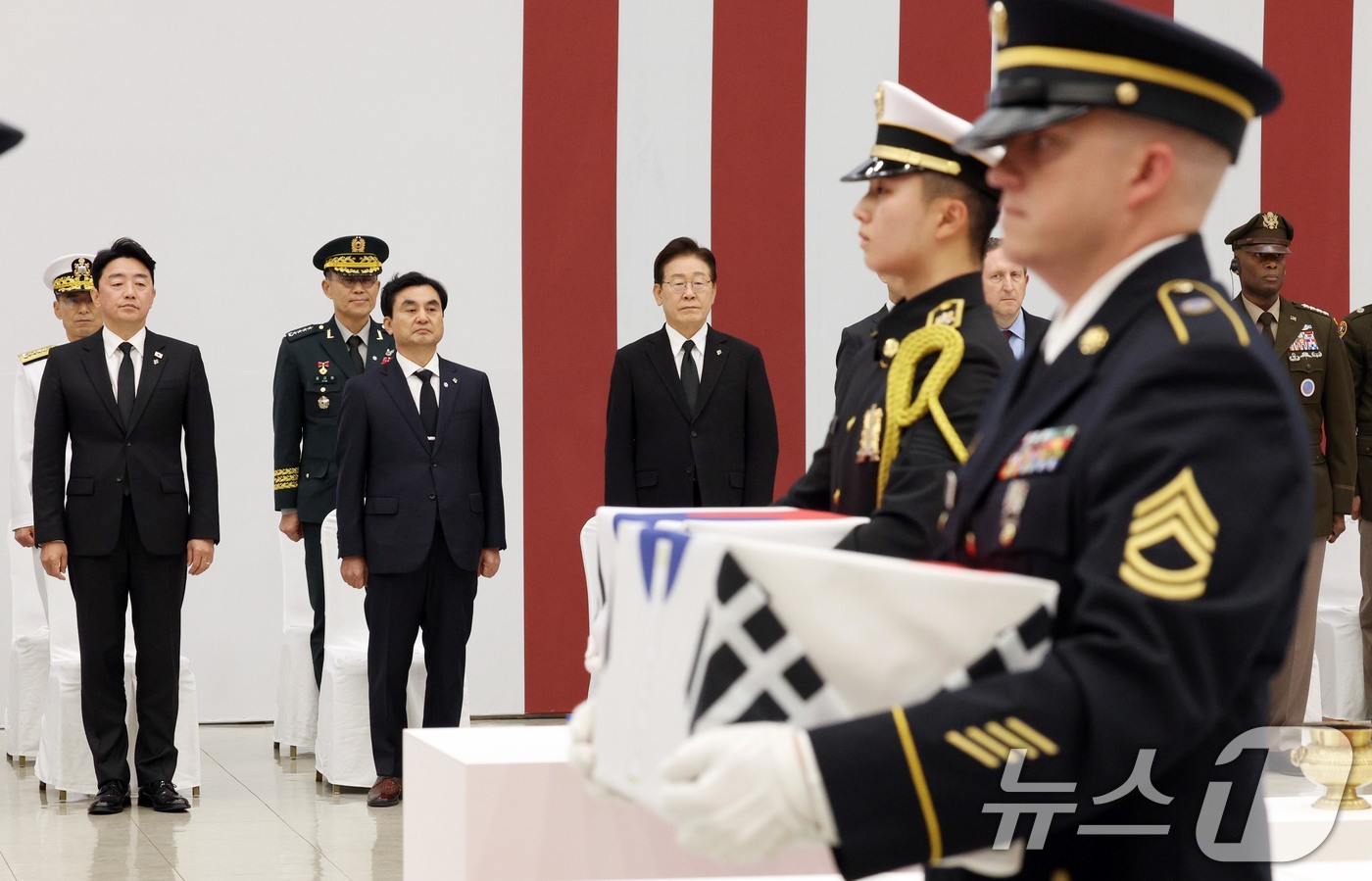 (성남=뉴스1) 이재명 기자 = 이재명 대통령이 5일 경기 성남시 서울공항에서 열린 한미 6·25전사자 유해 상호봉환식에서 한미 전사자 유해 입장을 지켜보고 있다. 2026.6.5 …