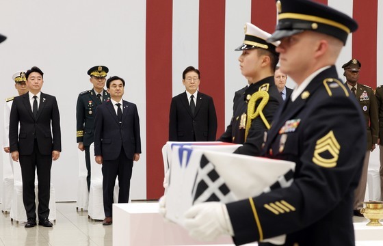 한미 전사자 유해 입장 지켜보는 이재명 대통령