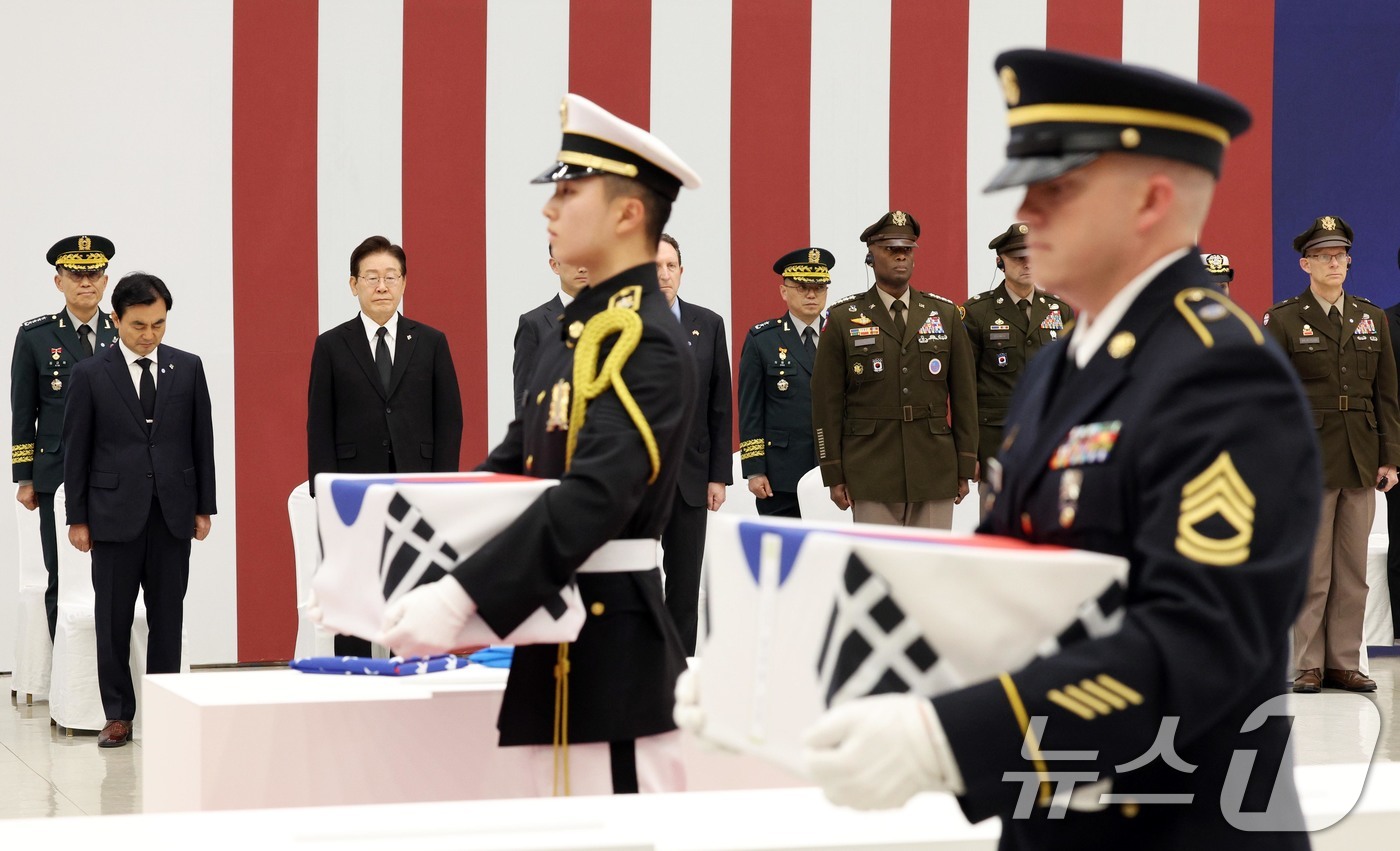 (성남=뉴스1) 이재명 기자 = 이재명 대통령이 5일 경기 성남시 서울공항에서 열린 한미 6·25전사자 유해 상호봉환식에서 한미 전사자 유해 입장을 지켜보고 있다. 2026.6.5 …