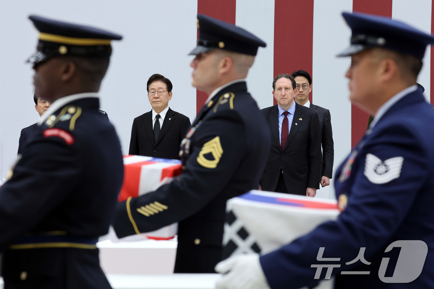 (성남=뉴스1) 이재명 기자 = 이재명 대통령이 5일 경기 성남시 서울공항에서 열린 한미 6·25전사자 유해 상호봉환식에서 한미 전사자 유해 입장을 지켜보고 있다. 2026.6.5 …
