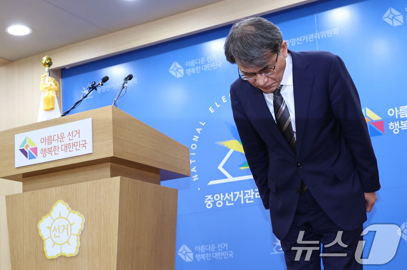 (서울=뉴스1) 구윤성 기자 = 노태악 중앙선거관리위원장이 5일 오후 경기 과천 중앙선관위에서 ‘투표용지 부족 사태’ 관련 대국민 사과에 앞서 고개를 숙이고 있다. 2026.6.5 …